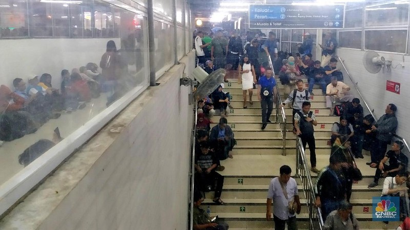 Hujan deras pertama yang mengguyur kawasan Jabodetabek ini membuat ratusan pengguna KRL terjebak di Stasiun.