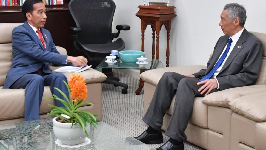 Kedatangan Presiden Jokowi itu disambut langsung oleh Perdana Menteri (PM) Lee Hsien Loong di depan pintu mobil yang membawa Presiden