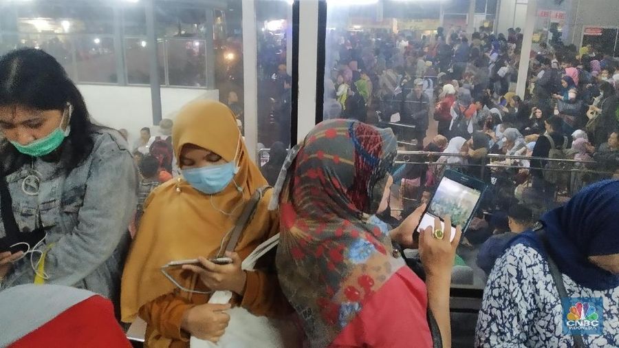 Hujan deras pertama yang mengguyur kawasan Jabodetabek ini membuat ratusan pengguna KRL terjebak di Stasiun.