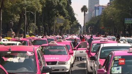 VIDEO: Tolak Taksi Online, Ratusan Sopir Blokir Jalan Meksiko