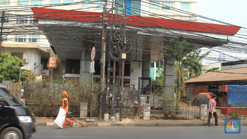 Pom bensin yang berlokasi di Jl. Ks. Tubun Rt05/Rw06, Pertamburan, Jakarta Pusat (di depan Rumah Sakit Pelni) sudah berubah fungsinya menjadi tempat parkir.