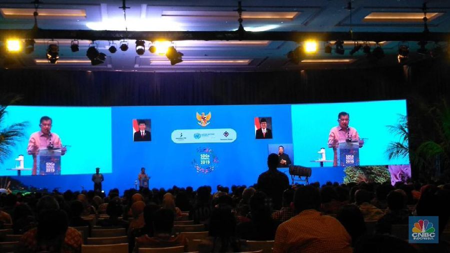 Wakil Presiden Jusuf Kalla bercerita soal keprihatinannya terhadap masyarakat pesisir pantai yang tidak bisa menjaga kebersihan sekitarnya.