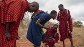 Bersama lembaga non-profit African People & Wildlife, ada 50 anggota Maasai yang berjaga di habitat singa di Tanzania. (AP Photo/Jerome Delay)