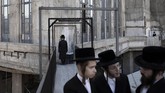 Dalam bahasa Ibrani, Tashlich artinya 'membuang'. Upacara ini dilakukan sebelum hari besar umat Yahudi, Yom Kippur yang dianggap sebagai hari tersuci yang dimulai saat matahari terbenam. (AP Photo/Oded Balilty)