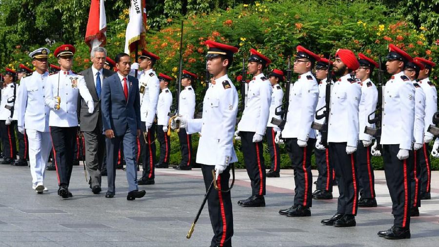 Kedatangan Presiden Jokowi itu disambut langsung oleh Perdana Menteri (PM) Lee Hsien Loong di depan pintu mobil yang membawa Presiden