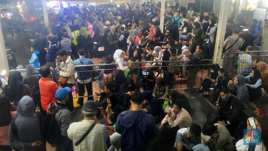 Hujan deras pertama yang mengguyur kawasan Jabodetabek ini membuat ratusan pengguna KRL terjebak di Stasiun.