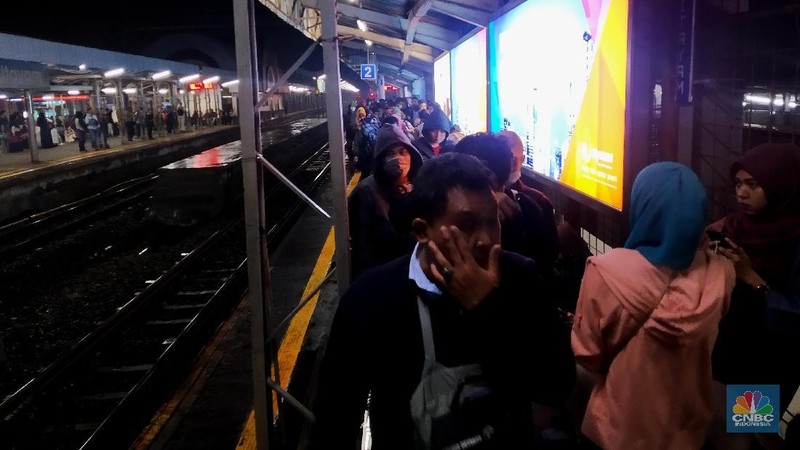 Hujan deras pertama yang mengguyur kawasan Jabodetabek ini membuat ratusan pengguna KRL terjebak di Stasiun.
