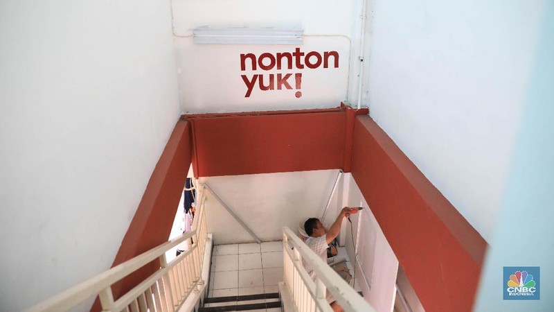 Bioskop ini berada didalam pasar Teluk Gong dan pengunjung yang ingin menonton film di bioskop tersebut dikenakan tarif sebesar Rp 15.000 per orang.