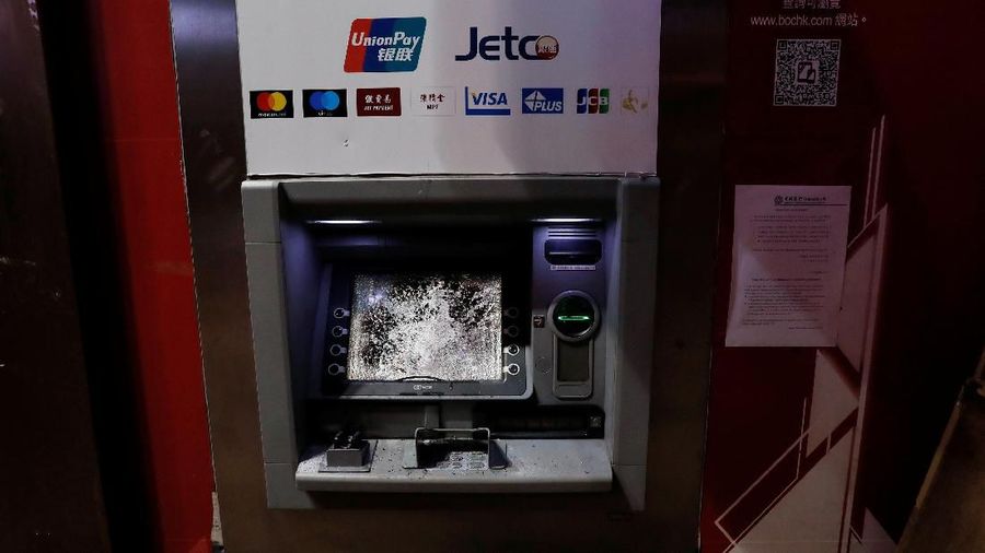 Vandalisme ini dilakukan pendemo karena marah dengan aturan darurat yang diberlakukan pemerintah