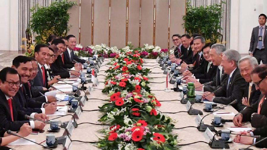 Kedatangan Presiden Jokowi itu disambut langsung oleh Perdana Menteri (PM) Lee Hsien Loong di depan pintu mobil yang membawa Presiden