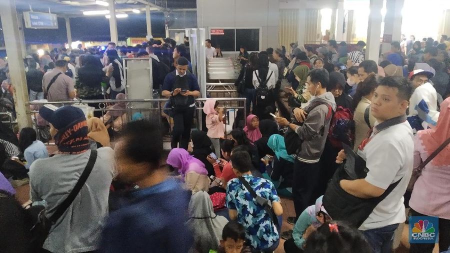 Hujan deras pertama yang mengguyur kawasan Jabodetabek ini membuat ratusan pengguna KRL terjebak di Stasiun.