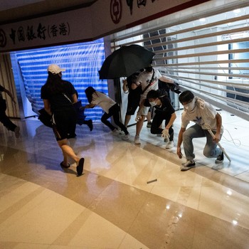 Bank-bank China di Hong Kong Dirusak Pendemo