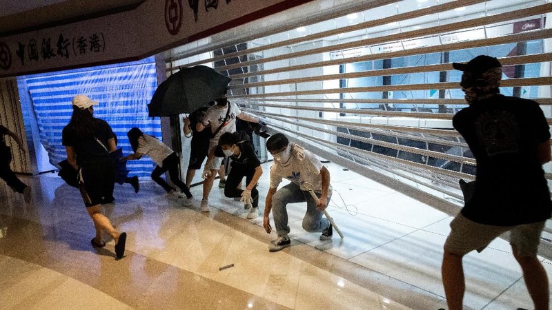 Vandalisme ini dilakukan pendemo karena marah dengan aturan darurat yang diberlakukan pemerintah