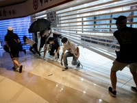 Bank-bank China di Hong Kong Dirusak Pendemo