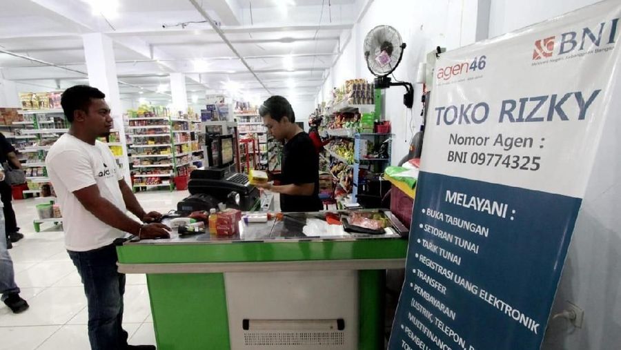 Dedikasi Agen46 di Morotai

Salah satu agen46 Rizky (kanan) melayani pembeli di toko kelontong miliknya di Morotai, Maluku Utara, Selasa (8 Oktober 2019).

Agen46 melayani pembukaan rekening BNI, tarik/setor tunai, transfer, transaksi uang elektronik serta berbagai layanan pembayaran seperti pembelian pulsa, pembayaran listrik, hingga BPJS.

Per Agustus 2019, BNI telah memiliki sebanyak 128.431 Agen46 yang tersebar di seluruh Indonesia.  (Dok. BNI)