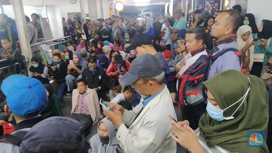 Hujan deras pertama yang mengguyur kawasan Jabodetabek ini membuat ratusan pengguna KRL terjebak di Stasiun.