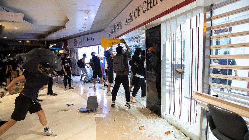 Vandalisme ini dilakukan pendemo karena marah dengan aturan darurat yang diberlakukan pemerintah