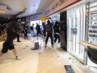 Hong Kong Kembali Rusuh, Stasiun MRT Dilempar Bom