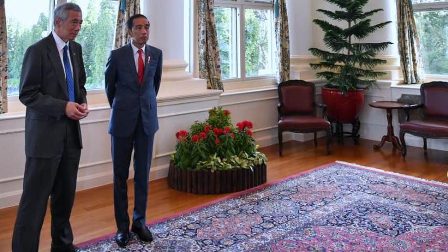Kedatangan Presiden Jokowi itu disambut langsung oleh Perdana Menteri (PM) Lee Hsien Loong di depan pintu mobil yang membawa Presiden