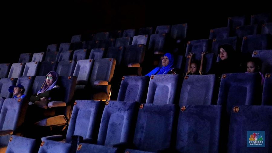Warga menonton bioskop di Pasar Teluk Gong, Penjaringan, Jakarta Utara, Jumat (8/10/2019). Perumda Pasar Jaya bekerja sama dengan Persatuan Artis Film Indonesia meresmikan bioskop rakyat bernama Indiskop atau Bioskop Independen dengan fasilitas dua studio yang berkapasitas masing-masing 128 kursi penonton untuk masyarakat berpenghasilan menengah ke bawah untuk ruang belajar produksi film serta mengajak masyarakat agar gemar menonton film Indonesia. (CNBC Indonesia/Muhammad Sabki)
