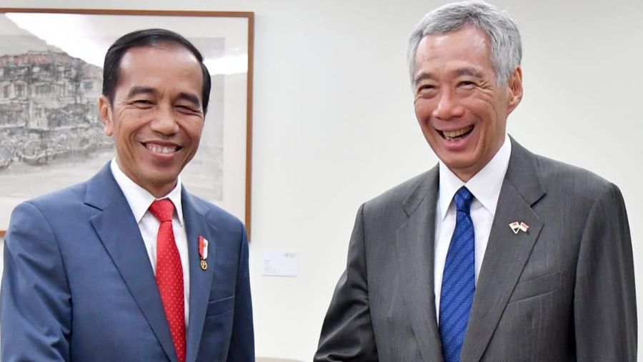 Kedatangan Presiden Jokowi itu disambut langsung oleh Perdana Menteri (PM) Lee Hsien Loong di depan pintu mobil yang membawa Presiden