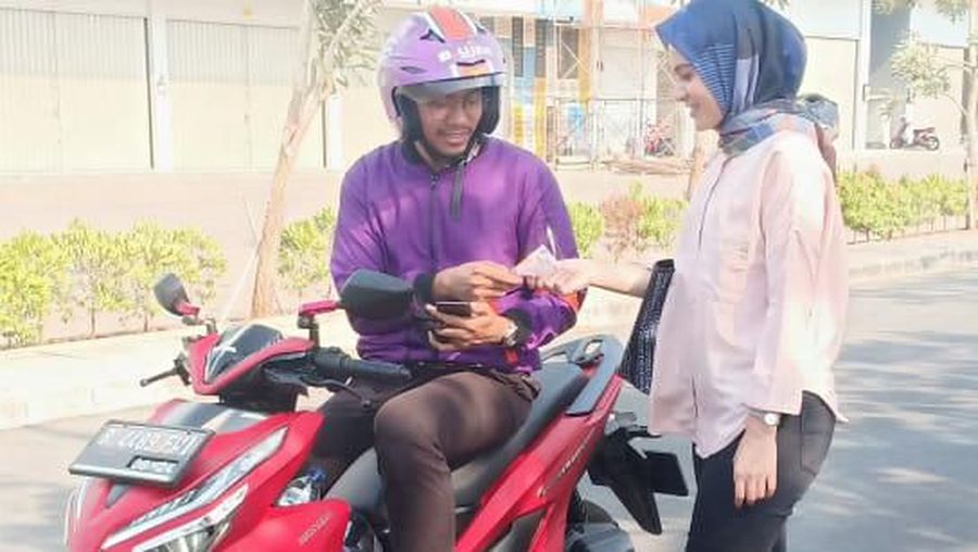 Ojek online Beujek jadi penantang Grab dan Gojek di pasar ojek online. Namun hingga kini aplikasi Beujek belum juga tersedia di Google Play Store.