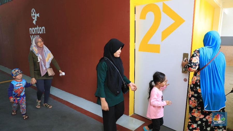 Bioskop ini berada didalam pasar Teluk Gong dan pengunjung yang ingin menonton film di bioskop tersebut dikenakan tarif sebesar Rp 15.000 per orang.