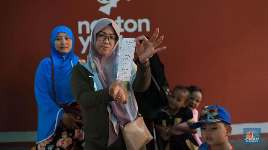 Bioskop ini berada didalam pasar Teluk Gong dan pengunjung yang ingin menonton film di bioskop tersebut dikenakan tarif sebesar Rp 15.000 per orang.
