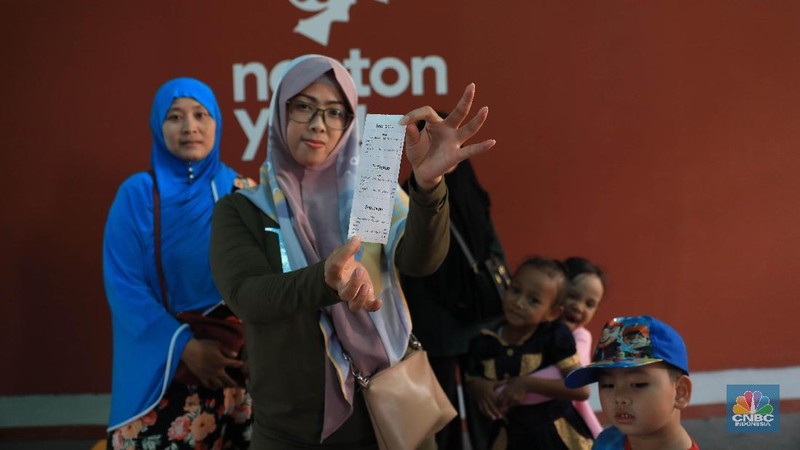 Bioskop ini berada didalam pasar Teluk Gong dan pengunjung yang ingin menonton film di bioskop tersebut dikenakan tarif sebesar Rp 15.000 per orang.