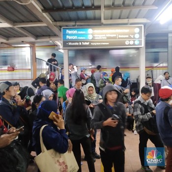 Hujan Perdana, Ratusan Penumpang Terjebak di Stasiun Citayam