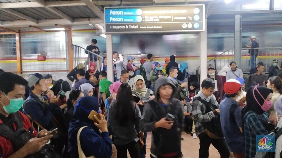 Hujan deras pertama yang mengguyur kawasan Jabodetabek ini membuat ratusan pengguna KRL terjebak di Stasiun.