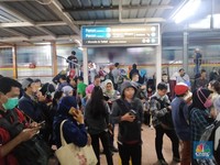 Hujan Perdana, Ratusan Penumpang Terjebak di Stasiun Citayam