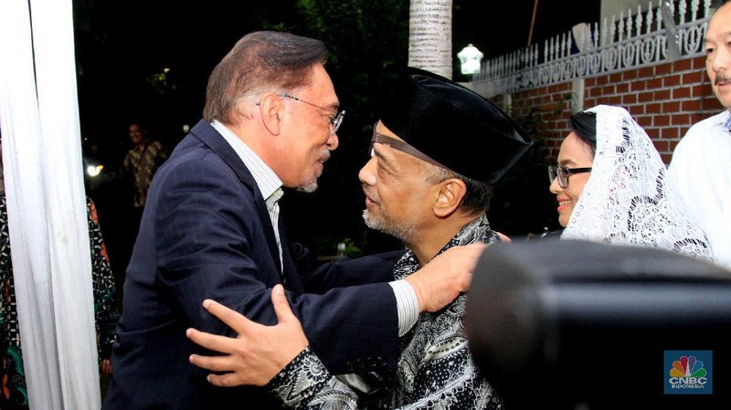 Mantan Wakil Perdana Menteri Malaysia Dato Anwar Ibrahim menghadiri acara takziah di rumah Presiden ke-3 RI