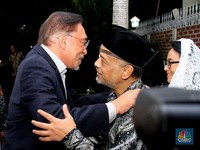 Eks Wakil PM Malaysia Anwar Ibrahim Takziah ke Rumah Habibie