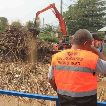 Penampakan Pintu Air Manggarai yang Disesaki Gunungan Sampah
