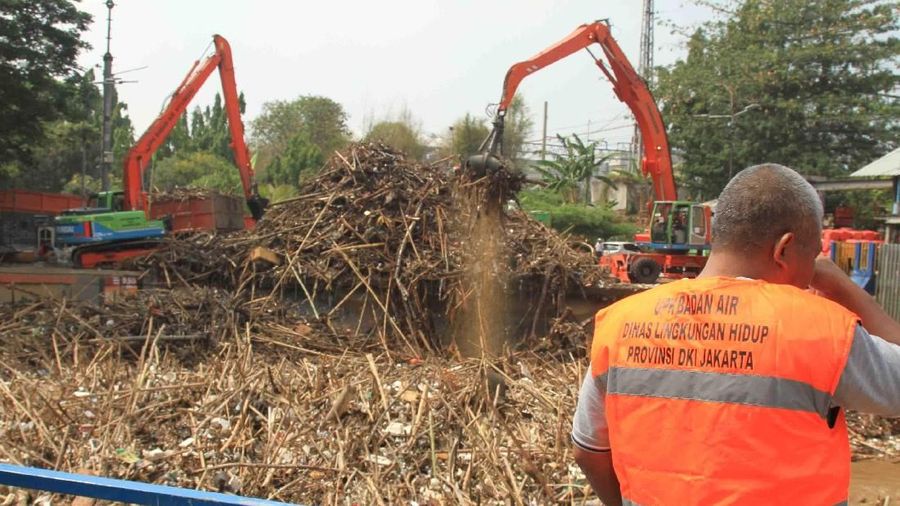 Hujan dengan intensitas tinggi yang terjadi di wilayah Bogor dan sekitarnya menyebabkan debit air di Bendungan Katulampa hingga ke Pintu Air Manggarai naik.