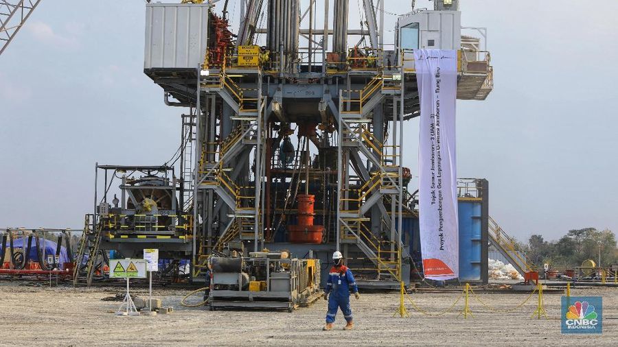 Pekerja Beraktivitas di Proyek Pengembangan Lapangan Gas Unitisasi Jambaran – Tiung Biru (JTB) di Desa Bandungrejo, Bojonegoro, Jawa Timur, Rabu (9/10/2019). Proyek Jambaran-Tiung Biru (JTB) yang dikelola oleh PEPC merupakan salah satu Proyek Strategis Nasional (PSN) yang telah ditetapkan oleh Komite Percepatan Penyediaan Infrastruktur Prioritas (KPPIP).  (CNBC Indonesia/Andrean Kristianto)