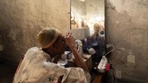 Seorang penampil dalam festival Diabolique sedang berdandan di ruang ganti. (AFP/Luca Sola)