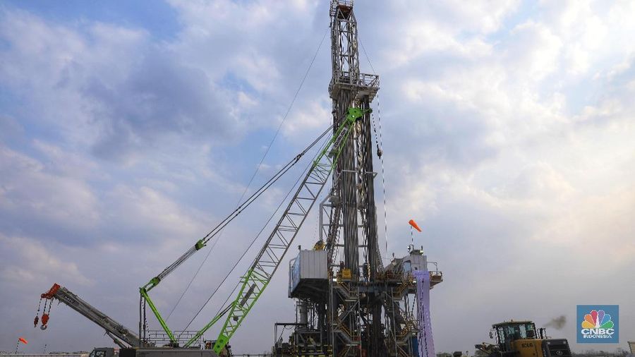 Pekerja Beraktivitas di Proyek Pengembangan Lapangan Gas Unitisasi Jambaran – Tiung Biru (JTB) di Desa Bandungrejo, Bojonegoro, Jawa Timur, Rabu (9/10/2019). Proyek Jambaran-Tiung Biru (JTB) yang dikelola oleh PEPC merupakan salah satu Proyek Strategis Nasional (PSN) yang telah ditetapkan oleh Komite Percepatan Penyediaan Infrastruktur Prioritas (KPPIP). (CNBC Indonesia/Andrean Kristianto)
