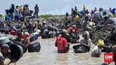 Warga berbondong-bondong mendatangi lokasi penemuan harta karun di Desa Pelimbangan, Kecamatan Cengal, Kabupaten Ogan Komering Ilir, Sumsel, Selasa (8/10) (CNN Indonesia/Hafidz Trijatnika)