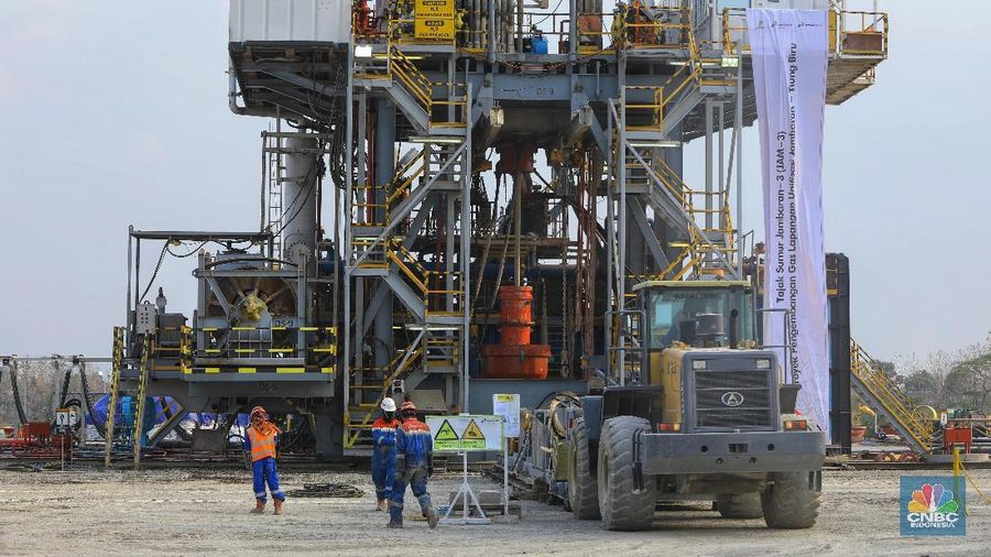 Pekerja Beraktivitas di Proyek Pengembangan Lapangan Gas Unitisasi Jambaran – Tiung Biru (JTB) di Desa Bandungrejo, Bojonegoro, Jawa Timur, Rabu (9/10/2019). Proyek Jambaran-Tiung Biru (JTB) yang dikelola oleh PEPC merupakan salah satu Proyek Strategis Nasional (PSN) yang telah ditetapkan oleh Komite Percepatan Penyediaan Infrastruktur Prioritas (KPPIP).  (վ/Andrean Kristianto)