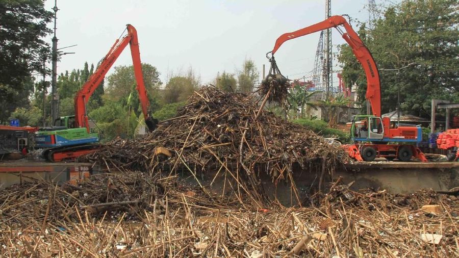 Hujan dengan intensitas tinggi yang terjadi di wilayah Bogor dan sekitarnya menyebabkan debit air di Bendungan Katulampa hingga ke Pintu Air Manggarai naik.