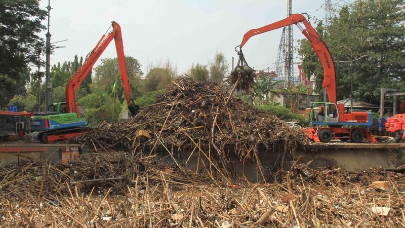 Hujan dengan intensitas tinggi yang terjadi di wilayah Bogor dan sekitarnya menyebabkan debit air di Bendungan Katulampa hingga ke Pintu Air Manggarai naik.