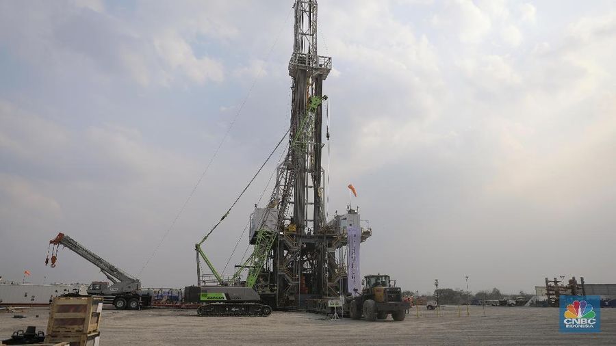 Pekerja Beraktivitas di Proyek Pengembangan Lapangan Gas Unitisasi Jambaran – Tiung Biru (JTB) di Desa Bandungrejo, Bojonegoro, Jawa Timur, Rabu (9/10/2019). Proyek Jambaran-Tiung Biru (JTB) yang dikelola oleh PEPC merupakan salah satu Proyek Strategis Nasional (PSN) yang telah ditetapkan oleh Komite Percepatan Penyediaan Infrastruktur Prioritas (KPPIP). (CNBC Indonesia/Andrean Kristianto)