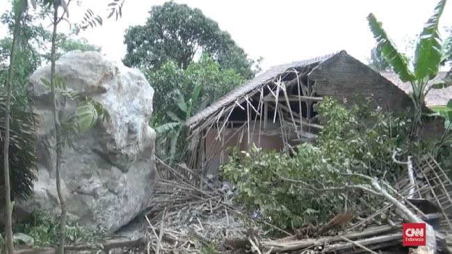 Hujan Batu Raksasa Di Purwakarta Diawali Suara Ledakan Hujan Batu Raksasa Di Purwakarta Diawali Suara Ledakan