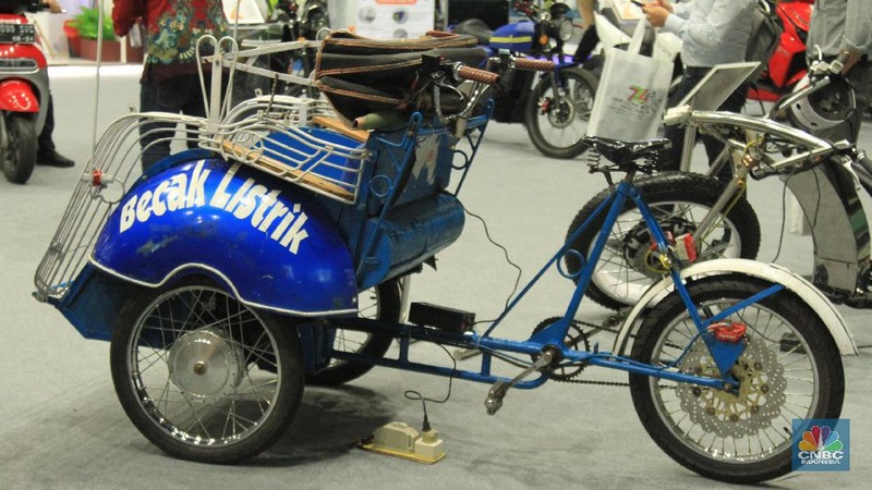 Becak yang dimodifikasi dengan daya tambahan. Yaitu berupa aki untuk menggerakkan dinamo listrik yang memutar roda.