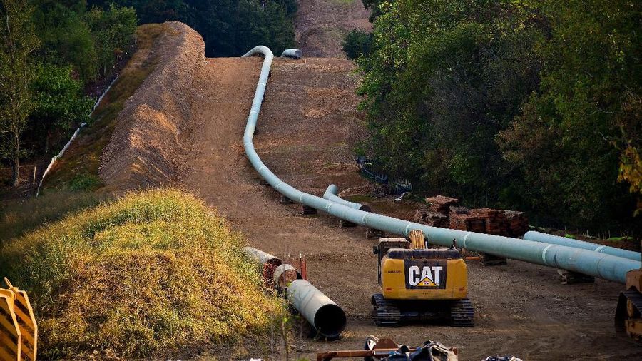 Panjang pipa yang diletakkan untuk dipasang  di bawah tanah di sepanjang Mountain Valley Pipeline yang sedang dibangun di dekat Elliston, Virginia, AS 29 September 2019. REUTERS / Charles Mostoller