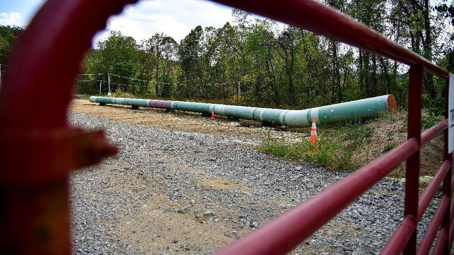 Panjang pipa yang diletakkan untuk dipasang di bawah tanah di sepanjang Mountain Valley Pipeline yang sedang dibangun di dekat Elliston, Virginia, AS 29 September 2019. REUTERS / Charles Mostoller