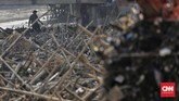 Dinas Lingkungan Hidup DKI Jakarta menyatakan volume sampah yang menumpuk di Pintu Air Manggarai mencapai 322 meter kubik. (CNN Indonesia/ Adhi Wicaksono)