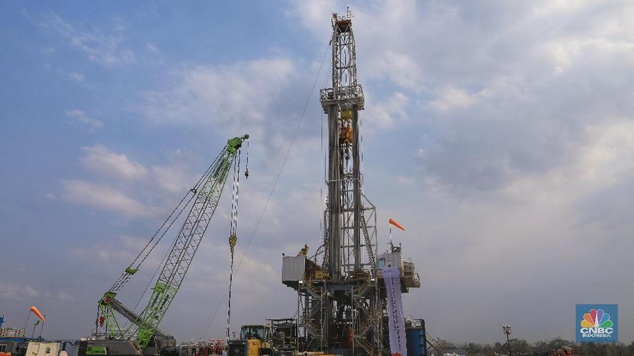 Pekerja Beraktivitas di Proyek Pengembangan Lapangan Gas Unitisasi Jambaran – Tiung Biru (JTB) di Desa Bandungrejo, Bojonegoro, Jawa Timur, Rabu (9/10/2019). Proyek Jambaran-Tiung Biru (JTB) yang dikelola oleh PEPC merupakan salah satu Proyek Strategis Nasional (PSN) yang telah ditetapkan oleh Komite Percepatan Penyediaan Infrastruktur Prioritas (KPPIP). (CNBC Indonesia/Andrean Kristianto)